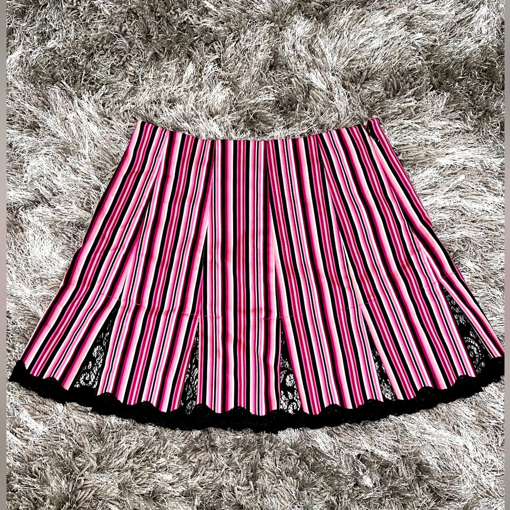 Betsey Johnson, vintage lace insert pleated miniskirt! Women’s size 2 💐💕💐
